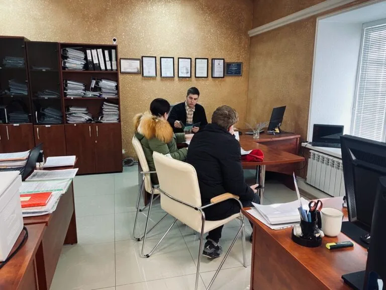 Юрист компании «Правовой Эксперт» консультирует клиента в офисе, Симферополь