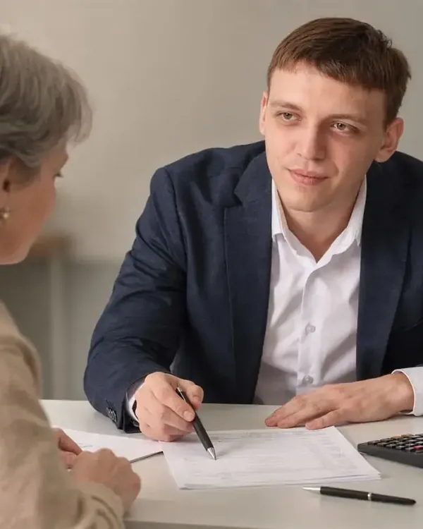 Консультация по досрочной пенсии: юрист Максим Белоусов с клиенткой в офисе в Симферополе