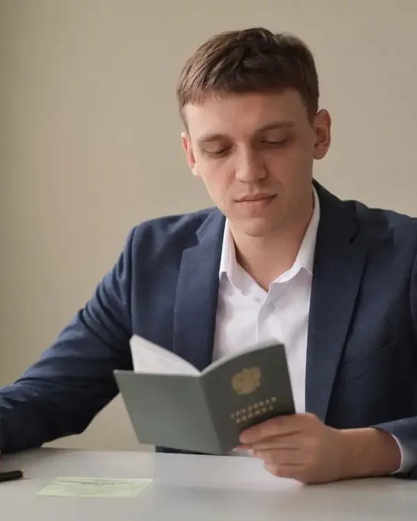 Разбор записей трудовой книжки, которые СФР не включил в стаж: юрист Максим Белоусов