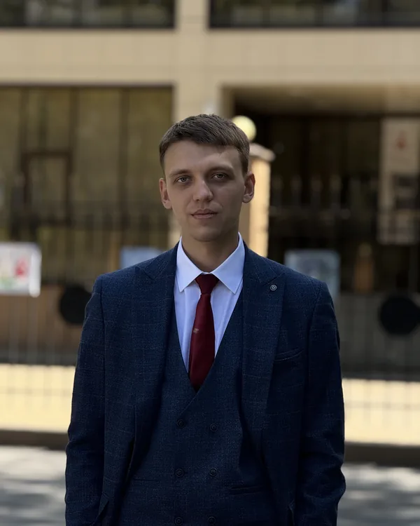 Юрист Максим Белоусов у здания суда, банкротство индивидуального предпринимателя в Крыму