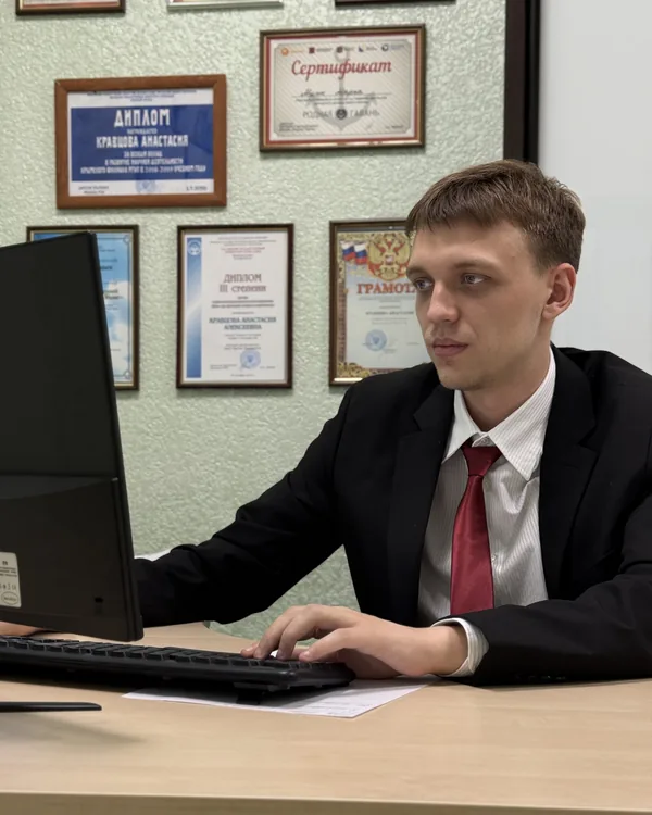 Юрист по банкротству физических лиц Максим Белоусов считает долг клиента в офисе в Симферополе