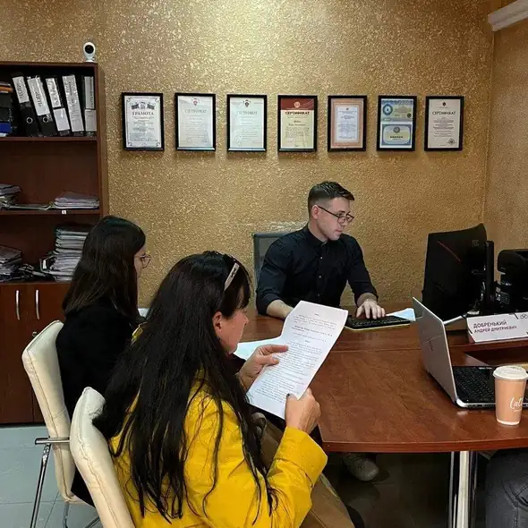 Клиенты читают подготовленные возражения на судебный приказ, Симферополь