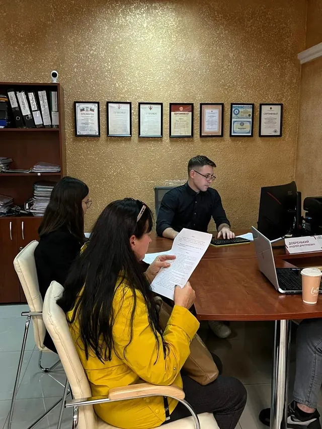 Семейный юрист разбирает документы клиентов по разделу имущества, офис в Симферополе