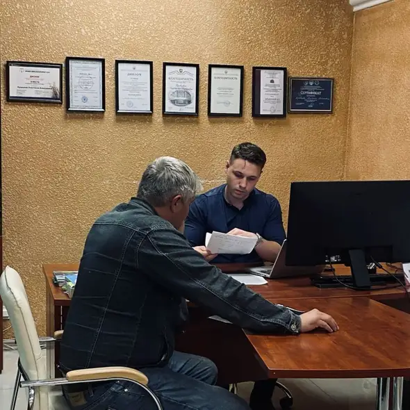 Юрист изучает расписку клиента перед взысканием долга, офис в Симферополе