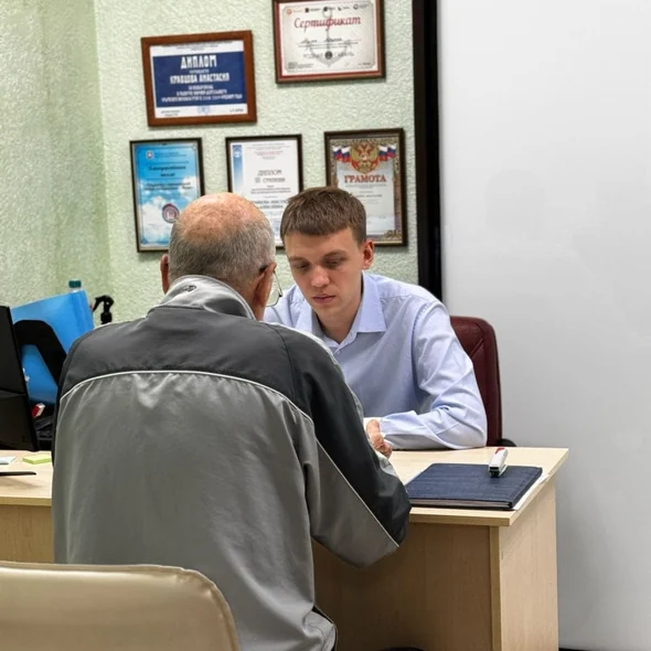 Юрист консультирует пенсионера в офисе, Симферополь